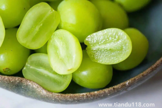 陽(yáng)光玫瑰葡萄無籽是打了避孕藥嗎（陽(yáng)光玫瑰葡萄怎么挑選）