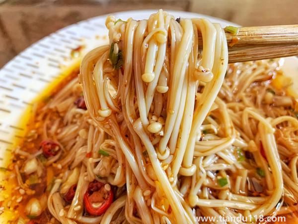 涼拌金針菇的做法（涼拌金針菇怎么做）(圖1)