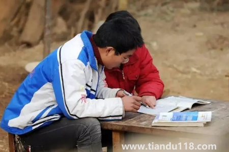 2022大學(xué)貧困資助一般一個(gè)班幾人(大學(xué)的貧困資助是一年一申請的嗎)(圖1) 大學(xué)貧困資助一般一個(gè)班幾人20221