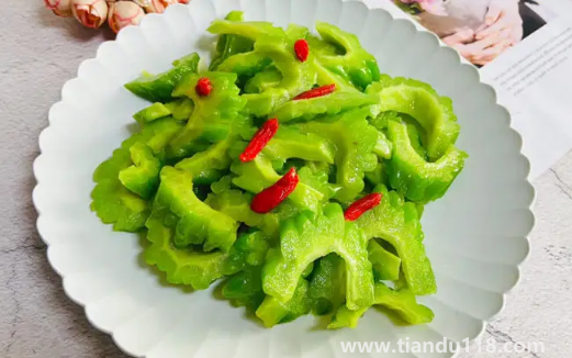 苦瓜怎么炒好吃又不苦還不變色1