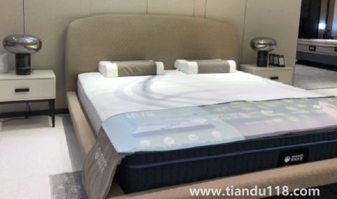 藍盒子床墊和慕思床墊哪個好3