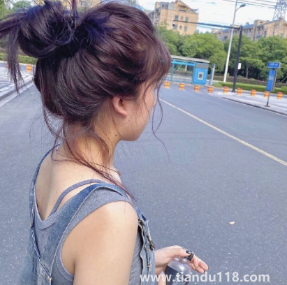 黑紫色和黑加侖紫是一個顏色嗎（秋冬染黑紫色好看嗎）