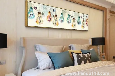 屬兔的人臥室適合掛什么畫(臥室掛畫有什么講究)(圖1) 屬兔的人臥室適合掛什么畫1