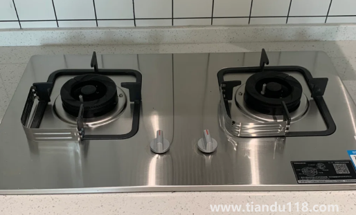 燃氣灶是一邊一個電池嗎(燃氣灶不打火沒有噠噠聲怎么修)(圖3) 燃氣灶是一邊一個電池嗎3