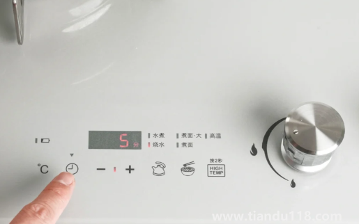 燃氣灶是一邊一個電池嗎(燃氣灶不打火沒有噠噠聲怎么修)(圖2) 燃氣灶是一邊一個電池嗎2