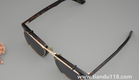 眼鏡放車?yán)锔邷貨]事嗎3