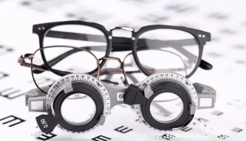 網(wǎng)上配眼鏡度數(shù)漲了怎么換鏡片1