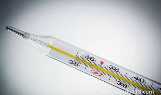 水銀體溫計(jì)可以放涼水里降度數(shù)嗎（使用水銀溫度計(jì)的注意事項(xiàng)）