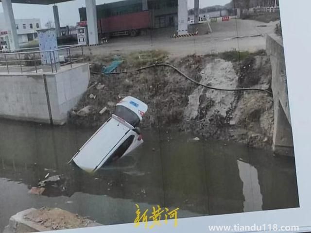 武漢120闖紅燈撞車后被指見死不救（被撞司機溺亡）