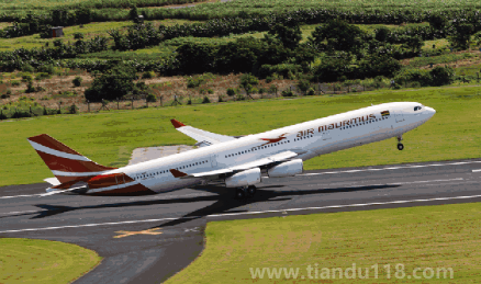 坐飛機(jī)穿長(zhǎng)筒靴脫掉后有拖鞋嗎（坐飛機(jī)什么鞋需要過安檢）